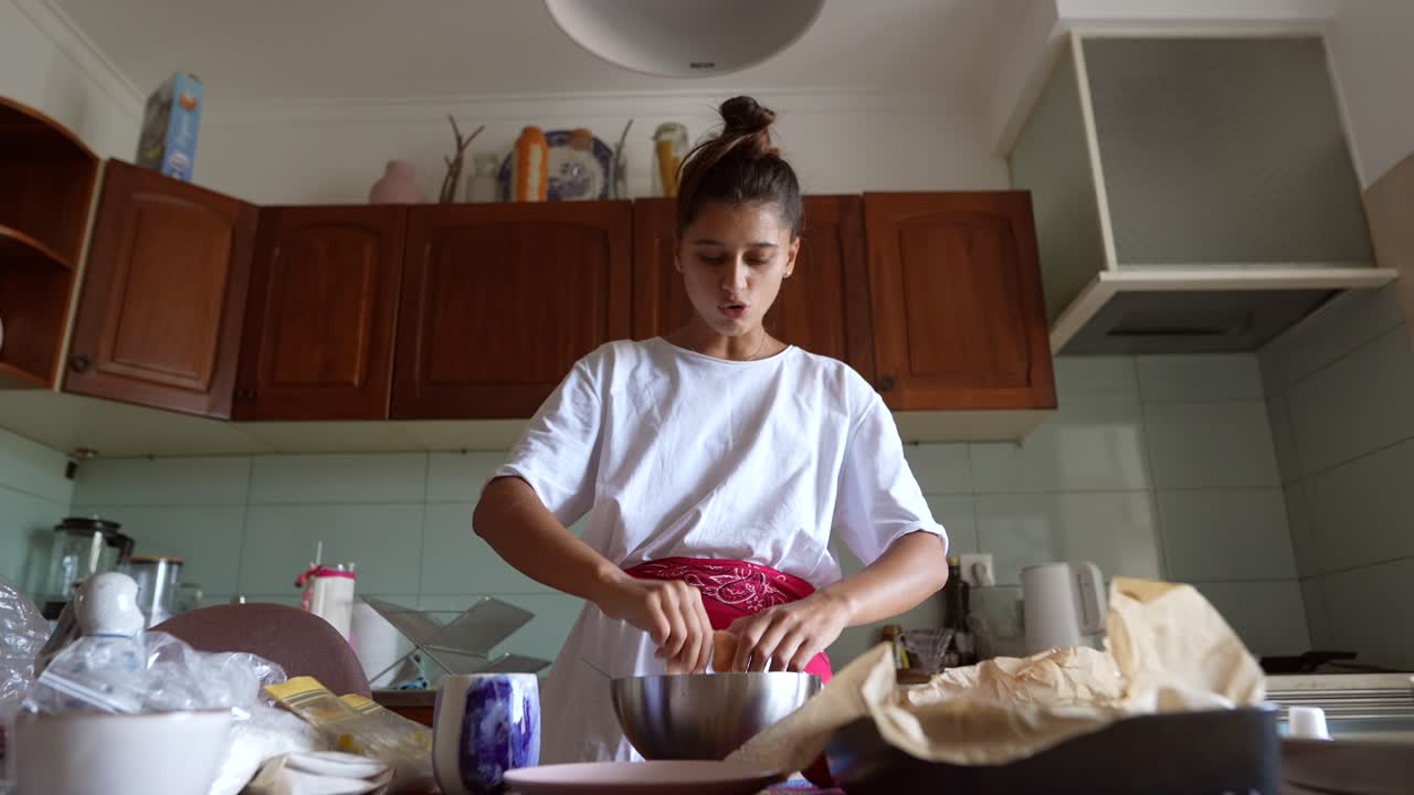 mujer cocinando en la cocina