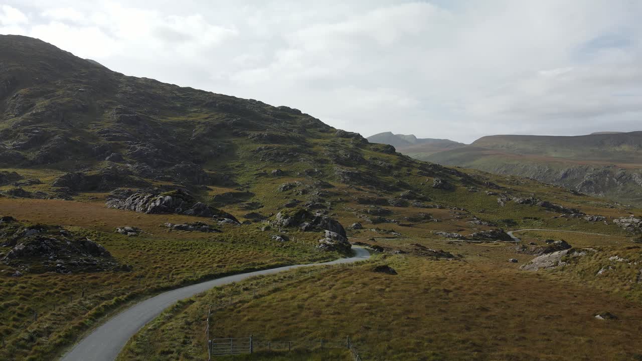 가을에 아일랜드 케리의 좁은 산길을 따라 내려가는 무인 항공기