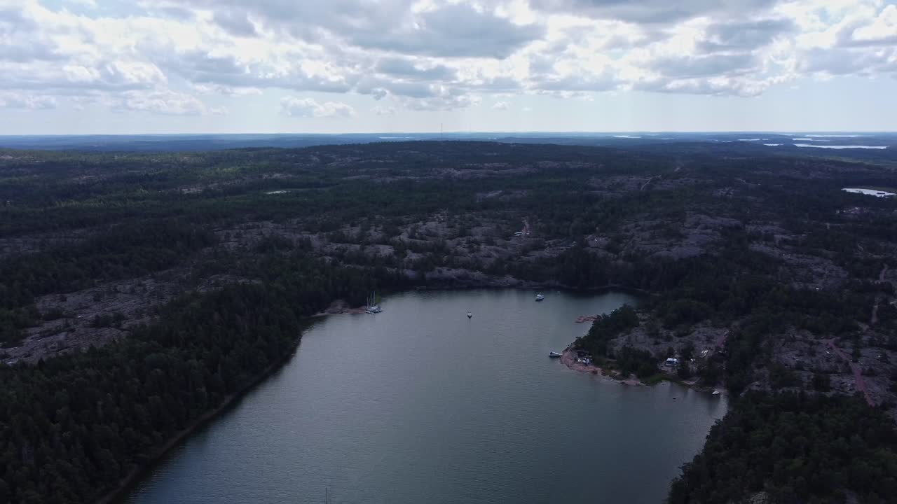 vista aérea de las rocas geta en las islas aland, finlandia, tiro en órbita