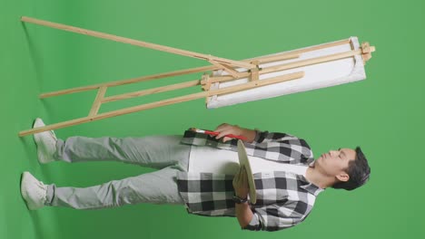 artista que se concentra en las obras de arte