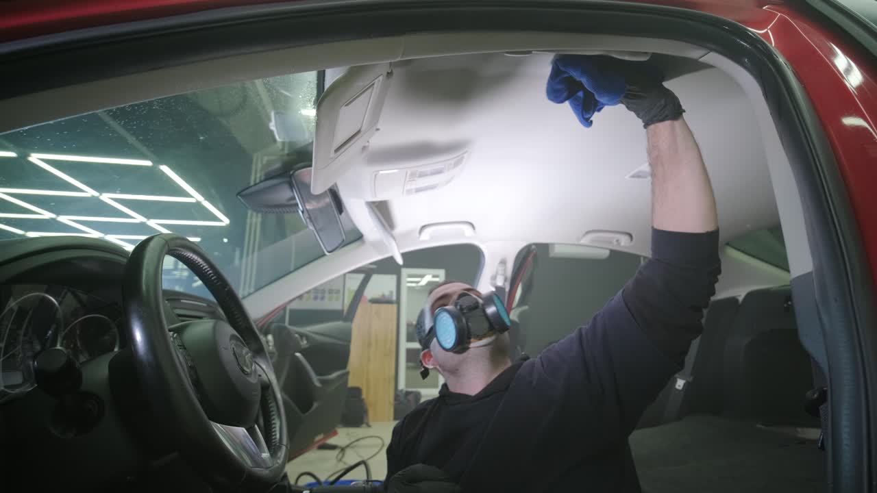 전문적인 자동차 청소. 샤워. 인테리어 세부 사항. 자동차 인테리어를 건조 청소 및 세부 사항; 깊은 좌석 청소; 자동차 세탁에서 거품을 는; 먼지에서 자동차 패널을 청소하는; 진공청소기