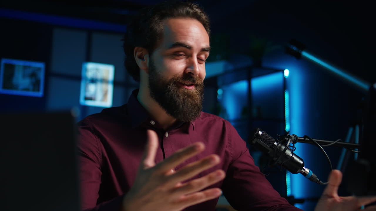 Uomo che usa microfono e telefono cellulare per filmare video ASMR