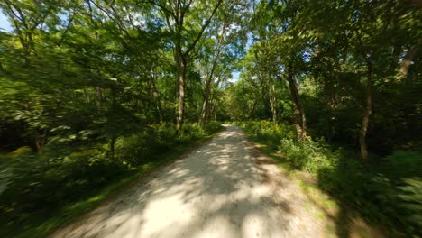 Andar-En-Bicicleta-Y-Correr-Por-Un-Sendero-De-Piedra-Caliza-Triturada