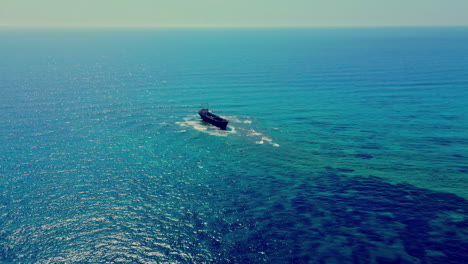 una toma aérea de un buque de carga en medio del mar mediterráneo