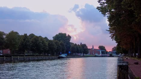 timelapse de la puesta del sol del puente levadizo en el muelle del canal río delta holandés el maas den bosch