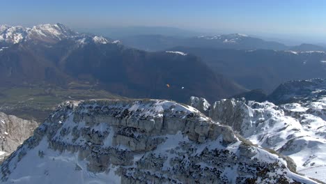 parapendio in valle alpina