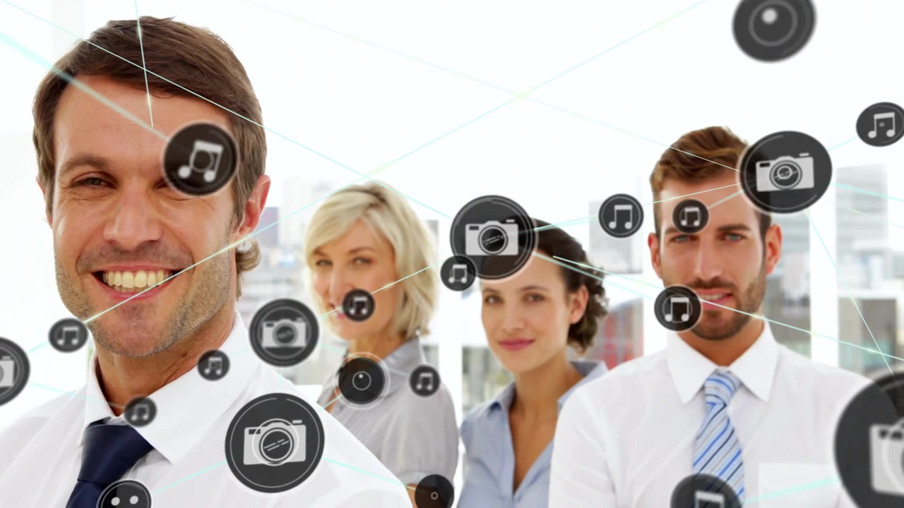 Business-Team posiert im Büro, ein zentrales Kamera-Icon erzeugt animierte Icons und Links, die ein Netzwerk zeigen.