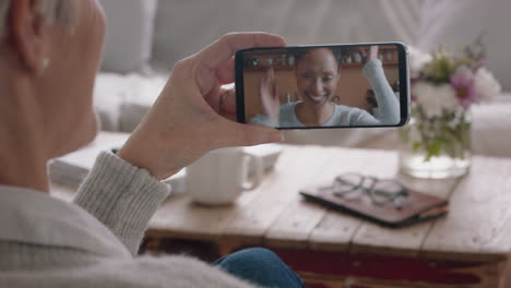 Mujer-Madura-Teniendo-Video-Chat-Usando-Un-Teléfono-Inteligente-Conversando-Con-Su-Hija-En-La-Pantalla-Del-Teléfono-Móvil-Sonriendo-Disfrutando-De-Una-Conversación-Compartiendo-Estilo-De-Vida-Con-La-Familia-4k