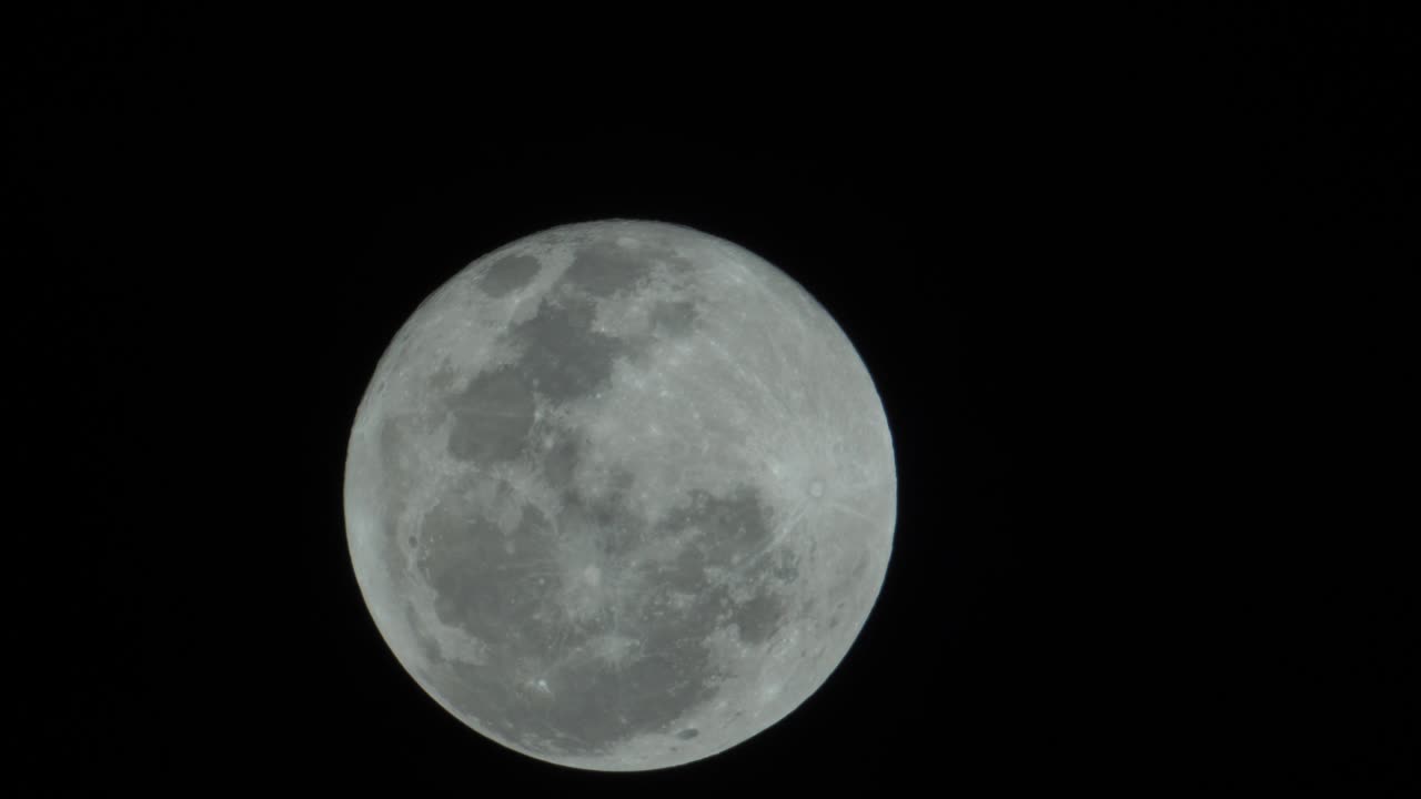 Lua cheia com 15 dias. 100% de brilho. Subindo