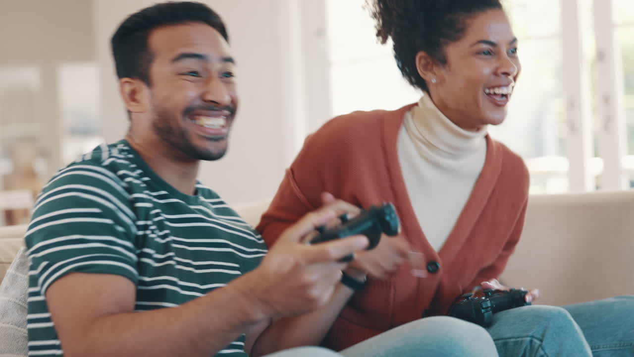 pareja, videojuego y sofá con controlador