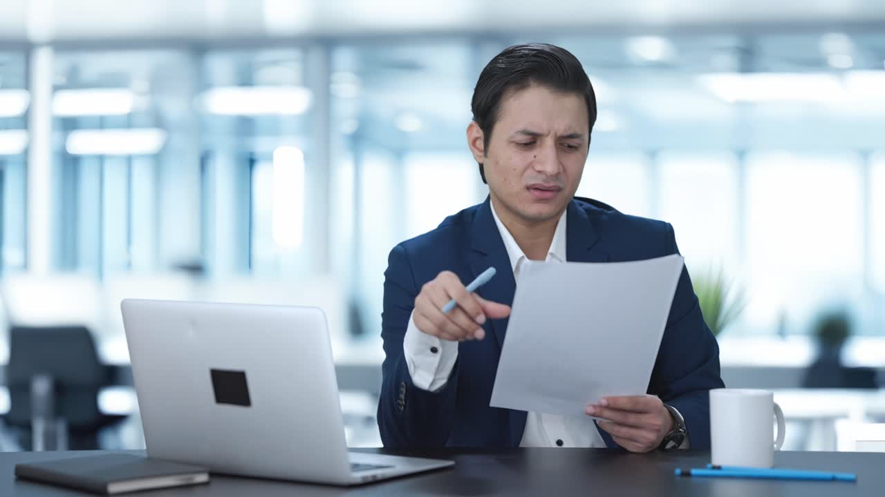 el gerente indio confundido leyendo y firmando informes