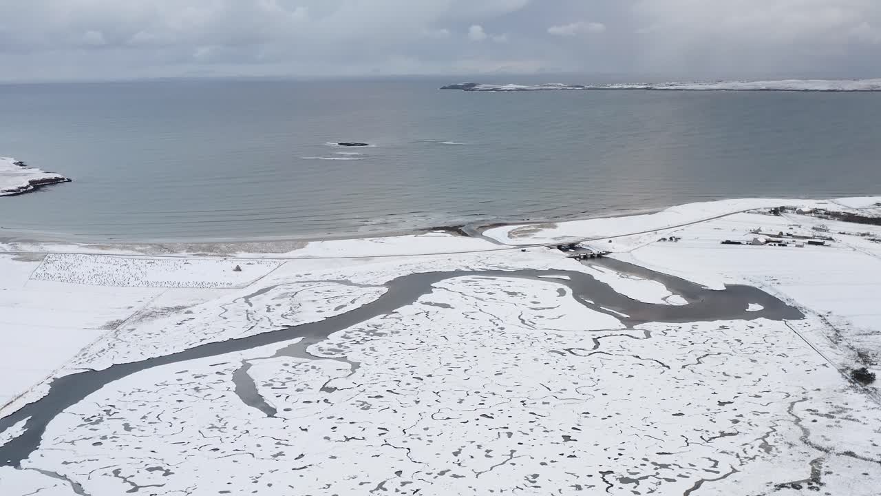 съемка с беспилотника заснеженной реки гресс с пляжем гресс и точкой на заднем плане на внешнем гебридском побережье шотландии