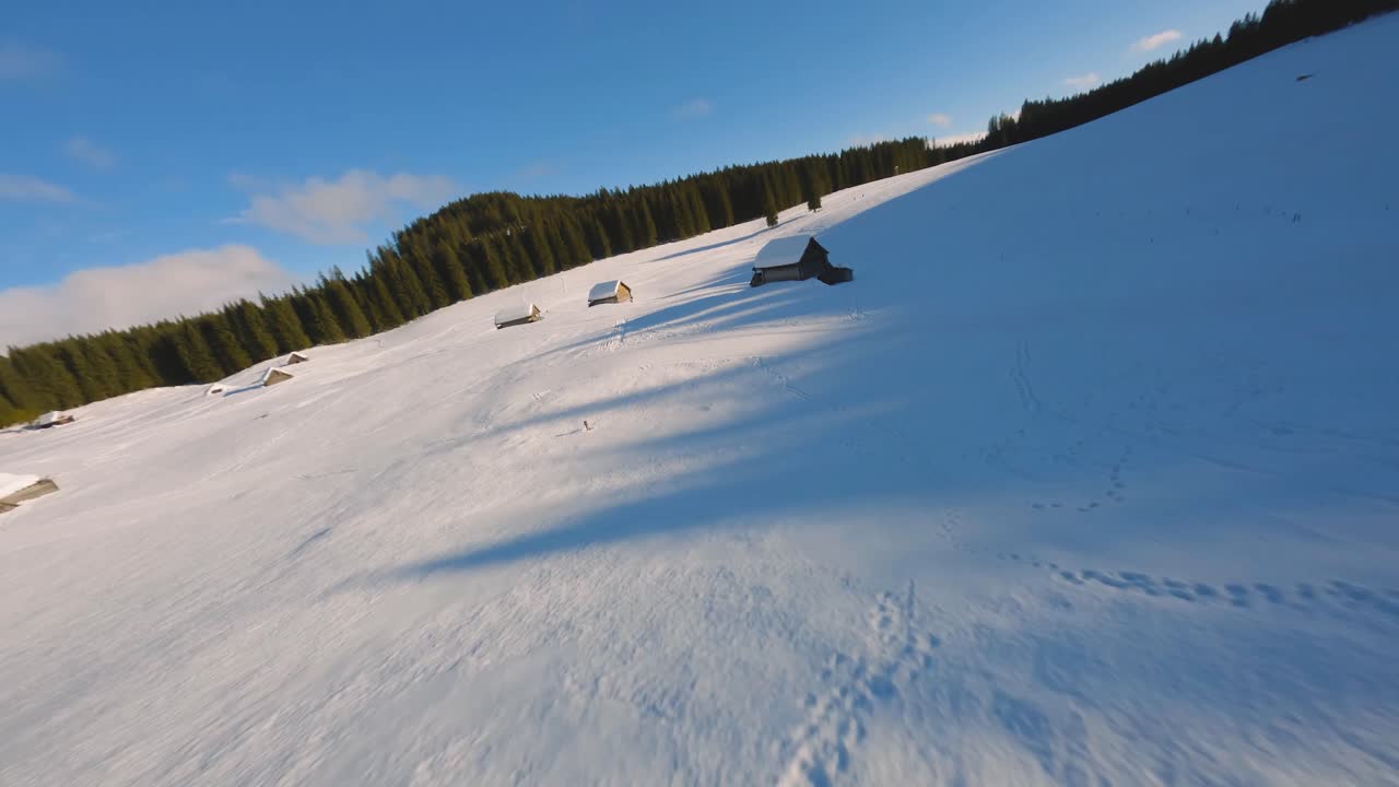 disparo de drone fpv capturado en eslovenia en el bosque de pokljuka con la naturaleza y las montañas circundantes a la hora dorada al atardecer con un movimiento rápido y cinematográfico alrededor del pueblo y el bosque