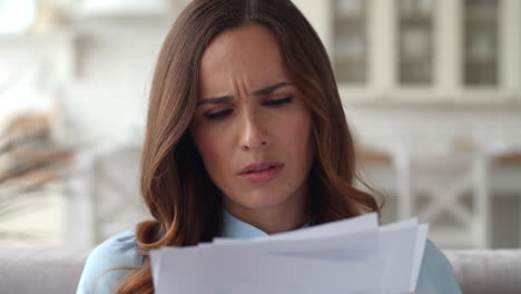 mujer de negocios triste leyendo documentos en la oficina de casa. niña trabajando con diagramas.