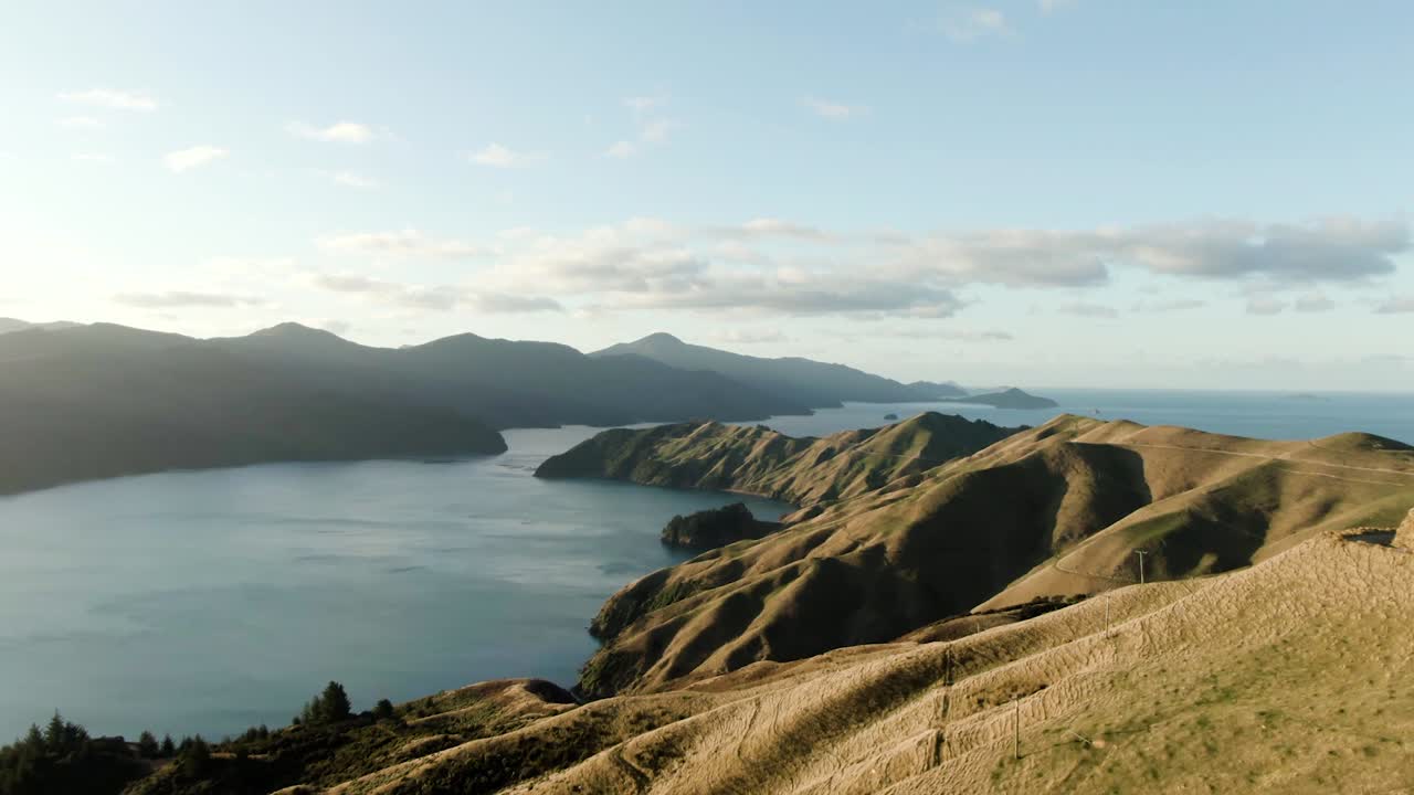 Parallasse con drone intorno alle montagne dei Marlborough Sounds-1
