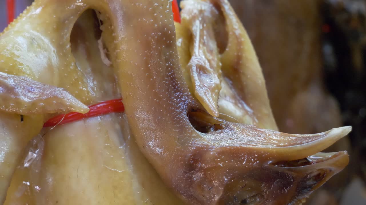 다큐멘터리 를 판매 하기 위해 길거리 음식 시장 에 요리 된  ⁇  을 매달았다