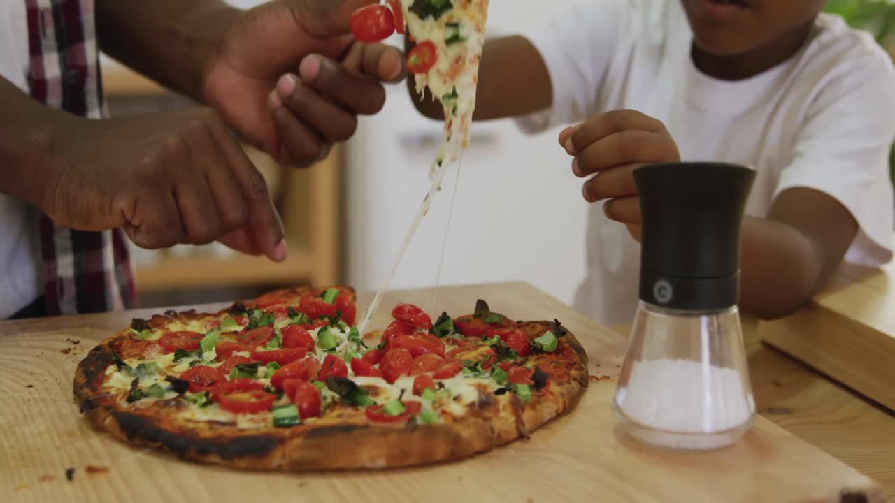 아버지 와 아들 이 함께 요리 하고 있다