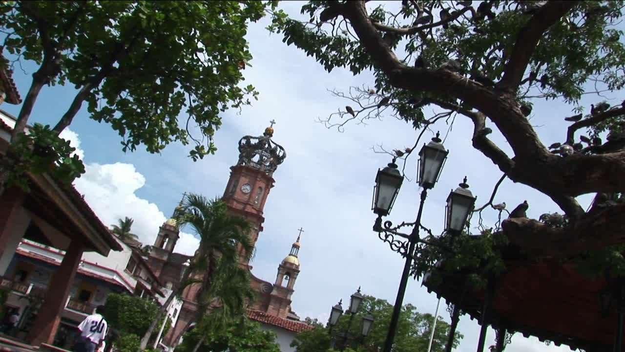 varios campanarios adornan una iglesia