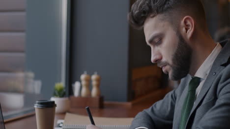 hombre de negocios trabajando en un café