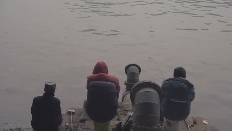 los pescadores están en un día nublado