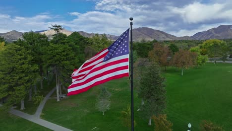 órbita-Volando-Alrededor-De-La-Bandera-Americana-En-El-Parque-En-Salt-Lake-City,-Utah