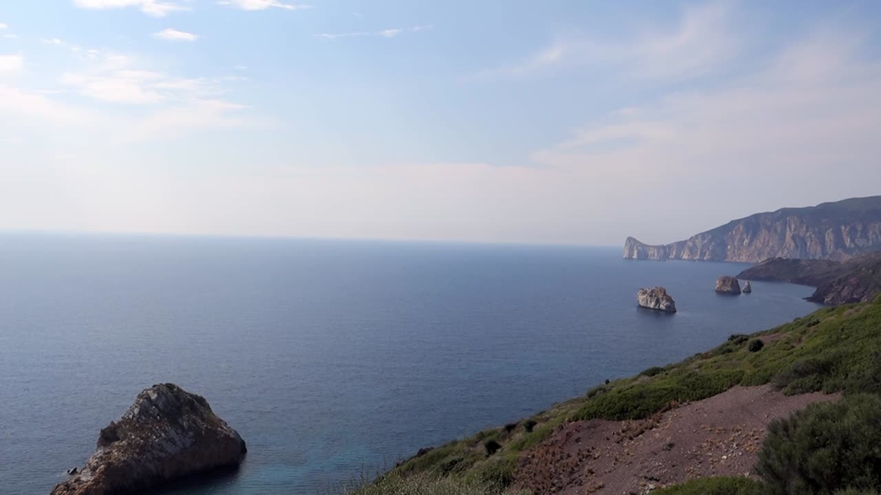mar mediterráneo y costa desde los acantilados de cerdeña