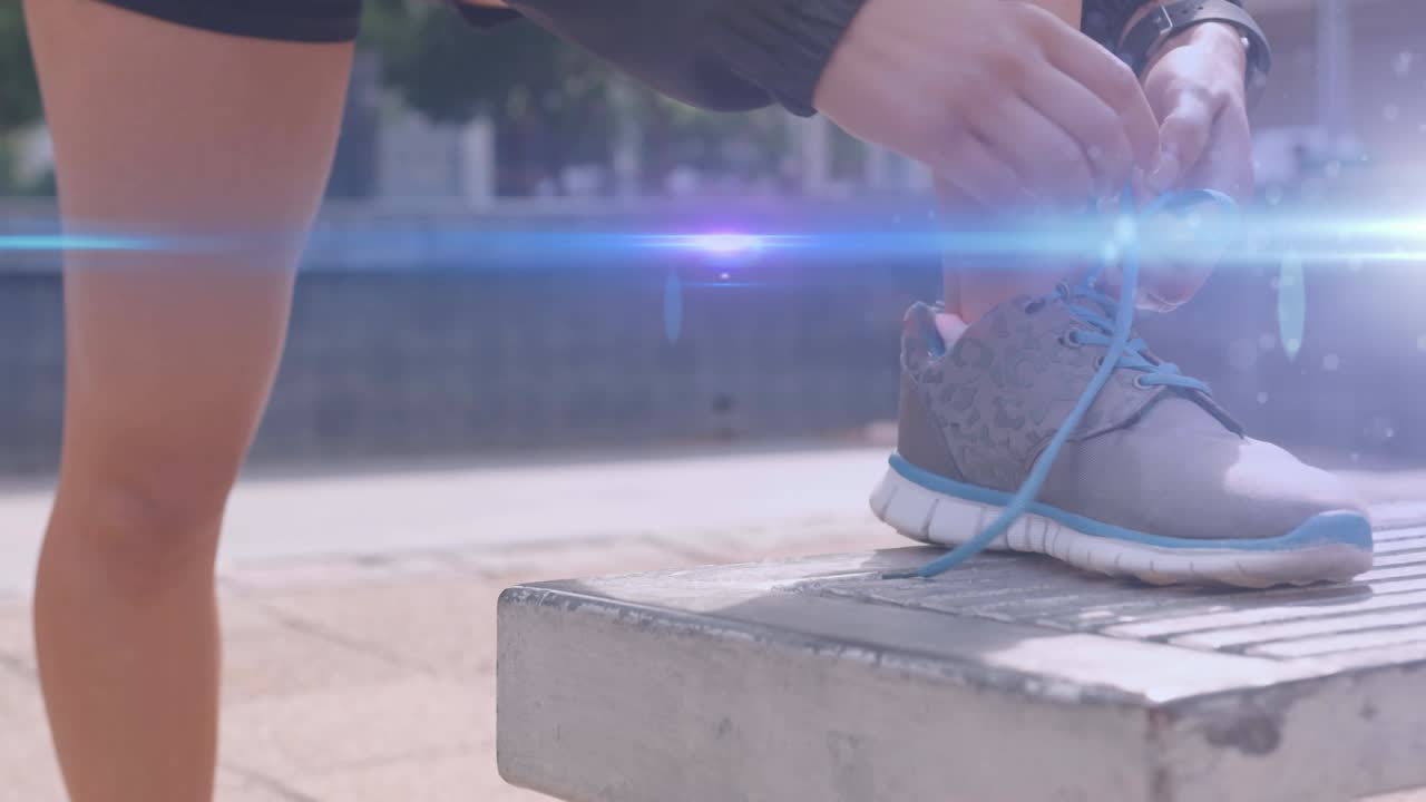 달리기 신발 을  ⁇ 고 있는 쇼트 를 입은 여자 의 발 위 에 움직이는 파란 빛 의 애니메이션