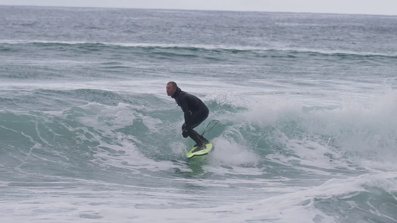 재능있는 남성 서퍼가 높은 기술로 파도를 프합니다.