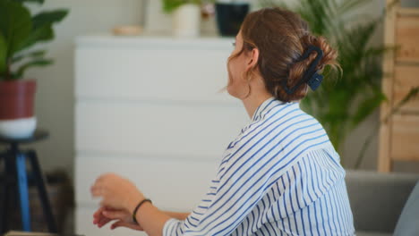 mujer fracasada enojada trabajando