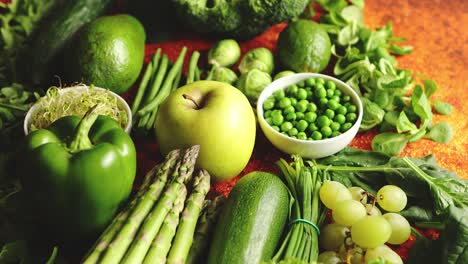 variedad de frutas y verduras verdes frescas colocadas en un metal oxidado