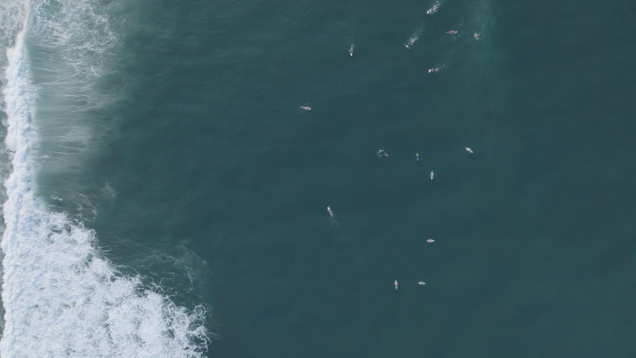 서퍼 들 의 대기 위 로 내려오는 드론 사진 라 보카나 엘  ⁇ 코 엘 살바도르