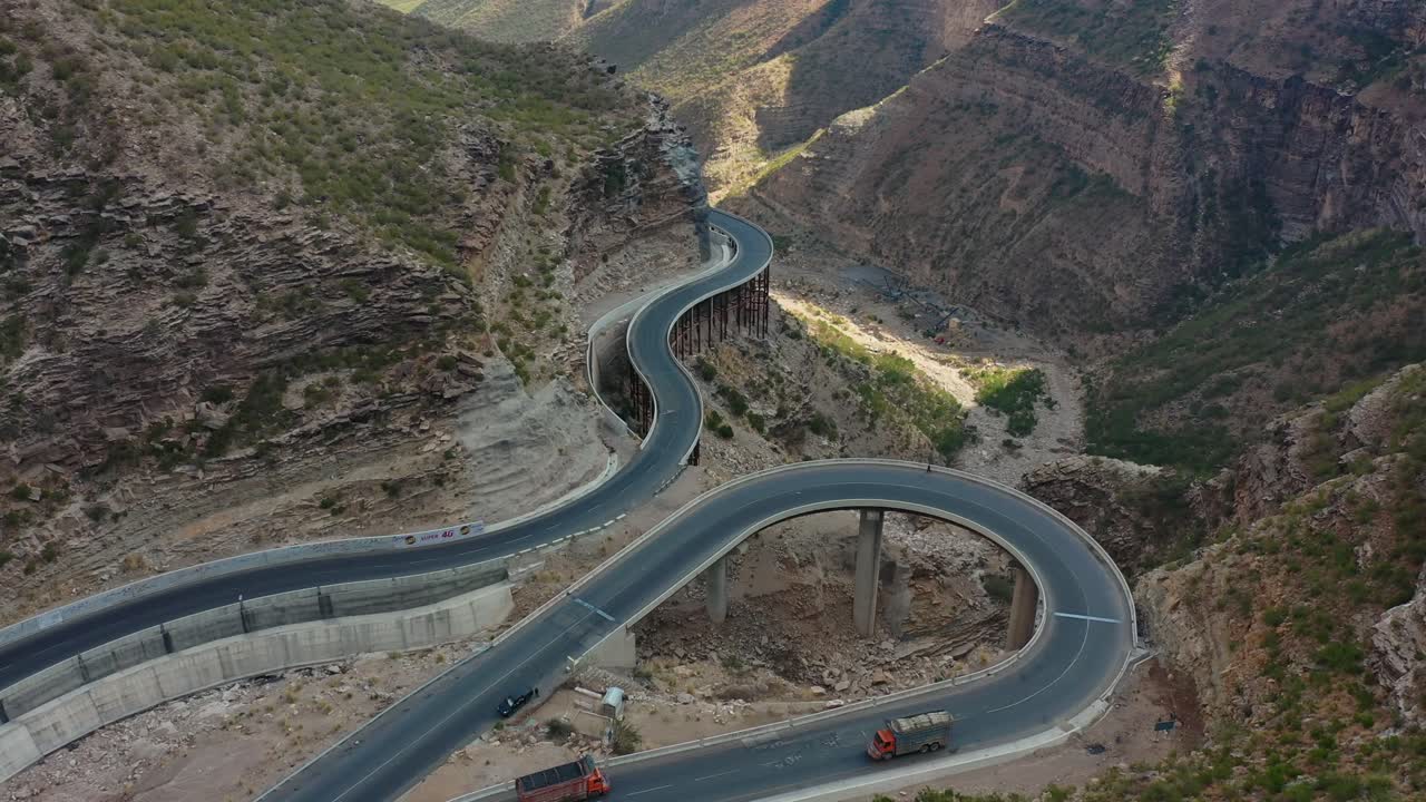toma aérea de la carretera de montaña - fort munro, pakistán