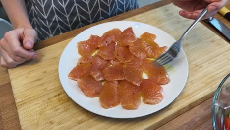 preparing salmon sashimi