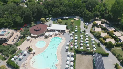 Toma-Aérea-De-La-Piscina-Del-Camping-Baia-Verde-En-El-Lago-De-Garda,-Italia