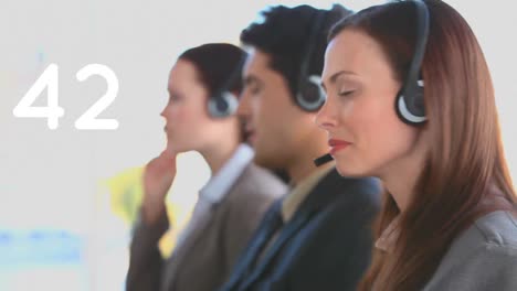 animación de números cambiantes sobre una mujer con auriculares de teléfono