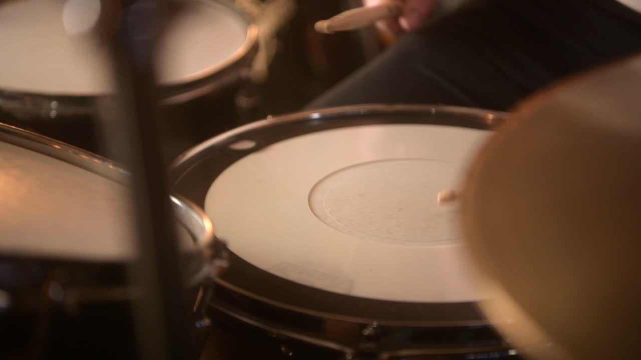 baterista de sesión grabando algunos ritmos de rock en el estudio