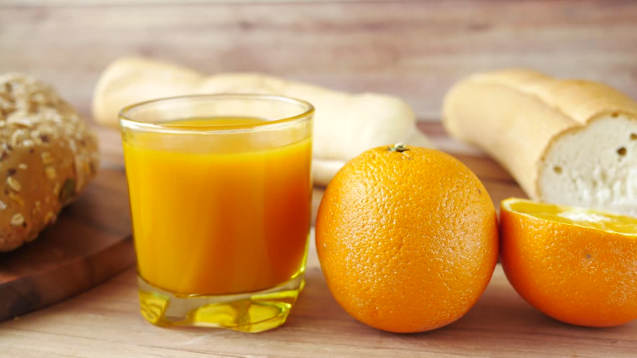 Colazione sana con succo d'arancia e pane