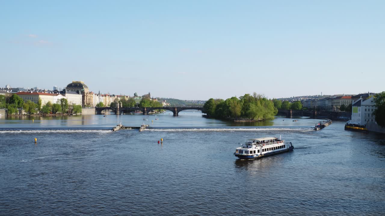 Vista panoramica di una crociera sul fiume Moldava con la vista del Ponte Carlo sullo sfondo, Praga, Repubblica Ceca