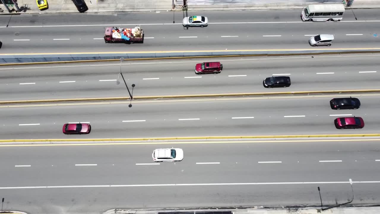 위와 아래, 차가 교차로에서 운전