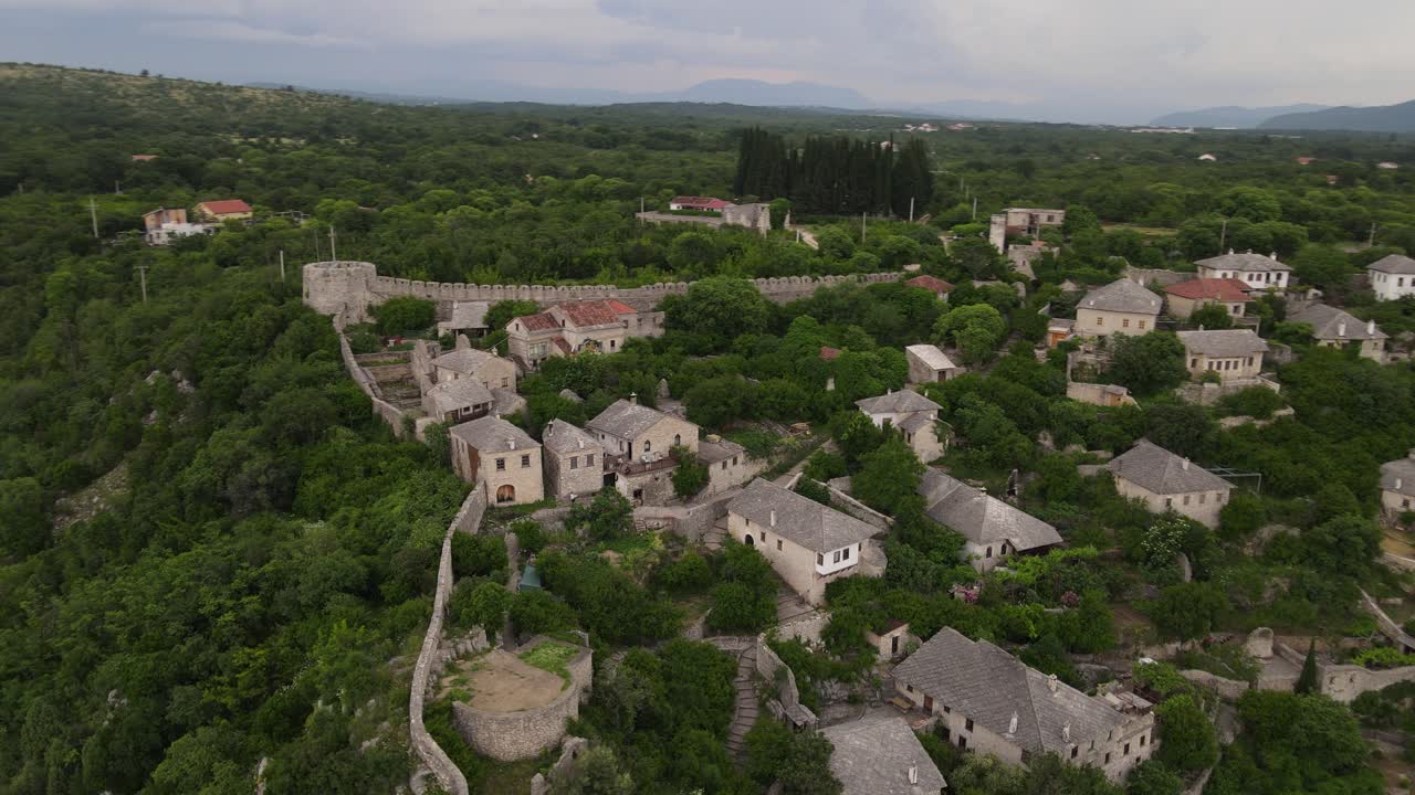 보스니아에서 세워진 성의 풍경, 강변 위에 높은 곳에 세워진 포치텔저 요새의 드론 뷰