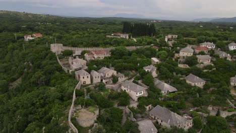 vista de avión no tripulado de la fortaleza de pocitelj, ciudad construida en lo alto de la orilla del río, vista del castillo construido en bosnia