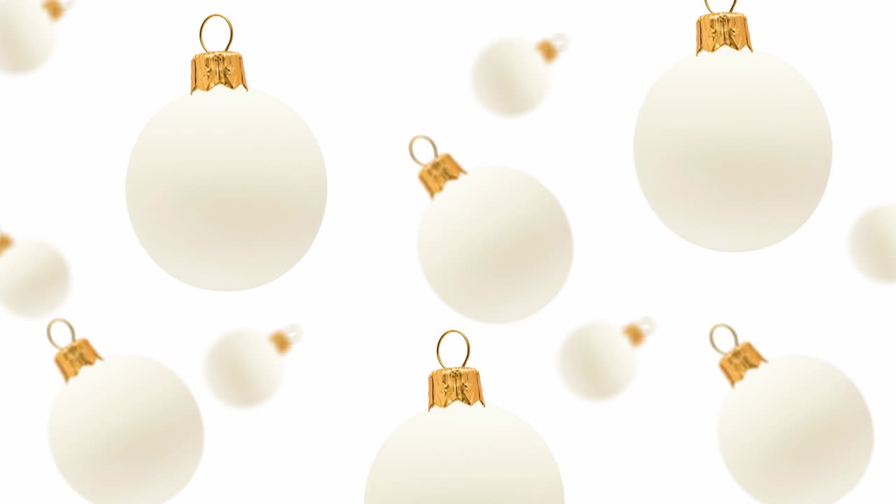 白い背景に、様々な直径のガラス製白いクリスマスツリーのオーナメントが流れる様子。4K UHD映像。未来的なデザイン、モーションデザインアニメーション。ポップアートデザイン、クリエイティブなクリスマススイーツのフードコンセプト。