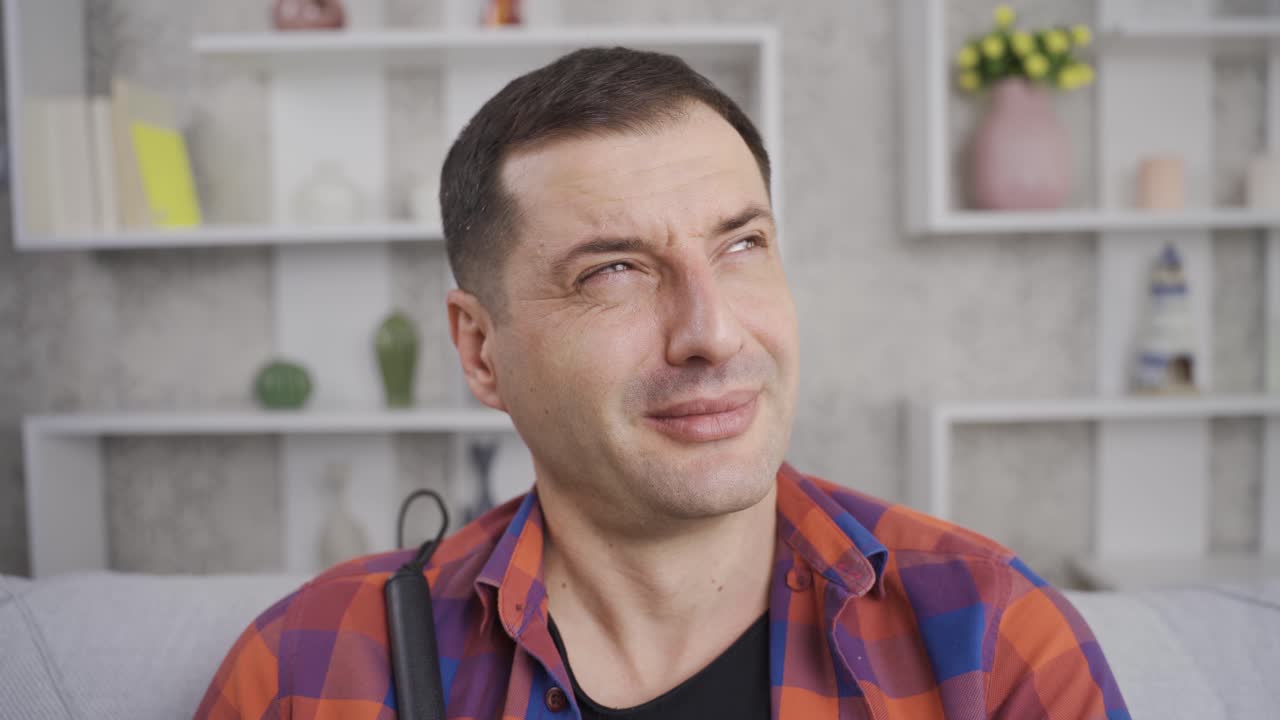 맹인은 집에서 울고 불행합니다.