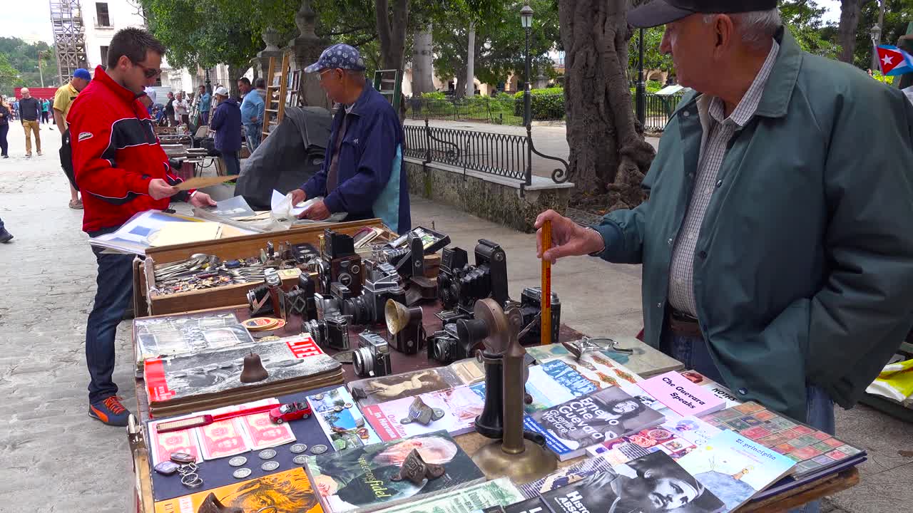 los vendedores en las calles de la habana cuba venden viejas cámaras radios y libros y carteles de propaganda