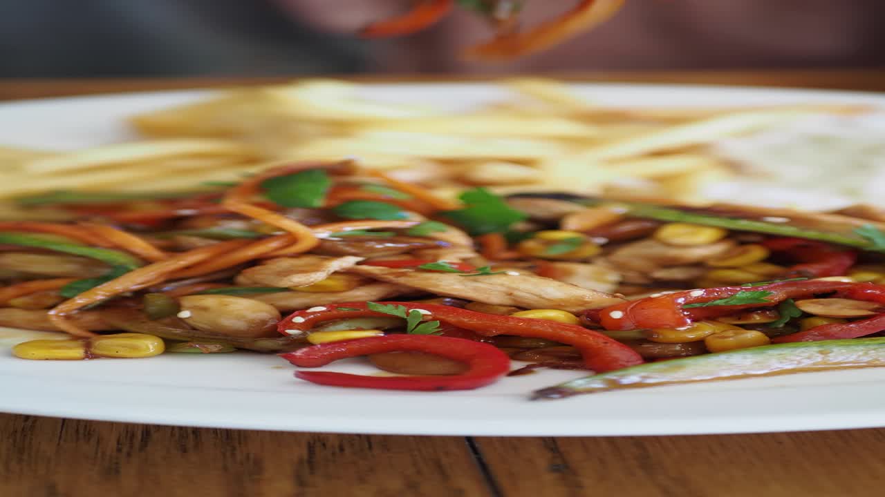 pollo frito con patatas fritas