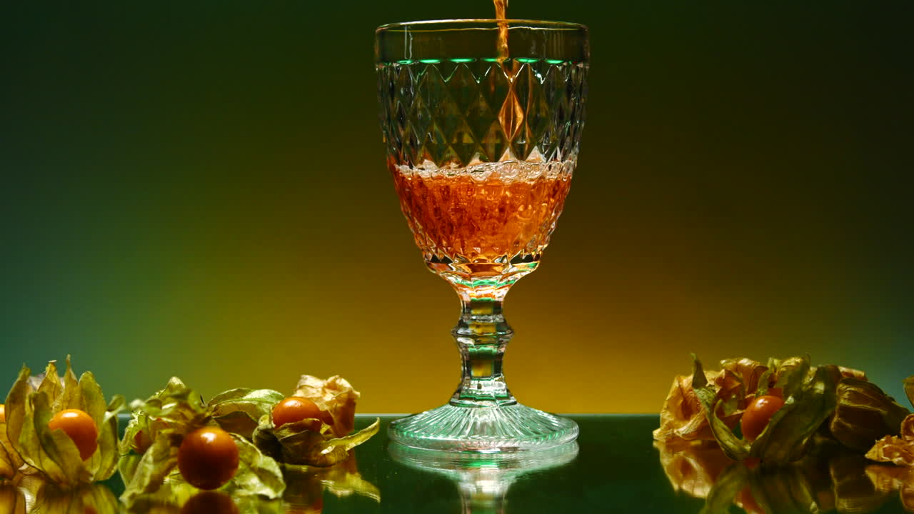 컵에 넣은 케이프 가스베리 주스