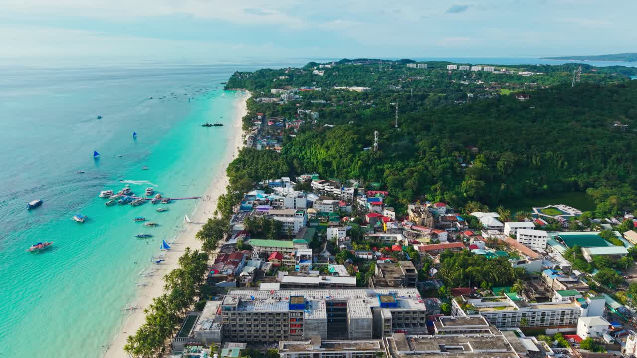 Vista aerea con drone su Boracay, Malay, Aklan, Filippine, mostra città e mare calmo.