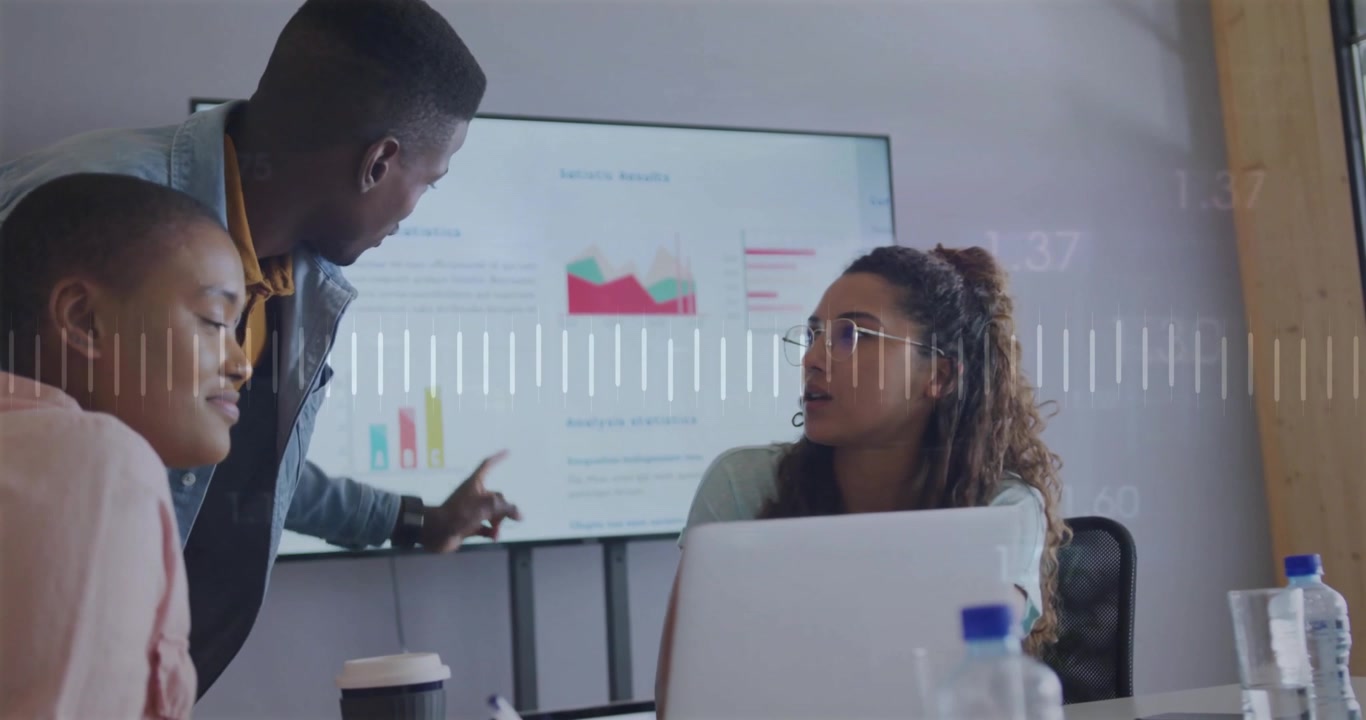Discussione sull'analisi dei dati, team aziendale che visualizza grafici sullo schermo in un'animazione in ufficio.