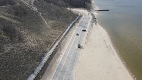 Absteigend-Und-Vorwärts-Schieben-Am-Sandstrand-In-Muskegon