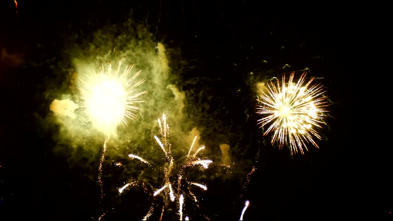 4k imágenes de primer plano real colorido festival de fuegos artificiales se iluminan en el cielo en la escena de la noche oscura para el festival de vacaciones y la celebración de fondo